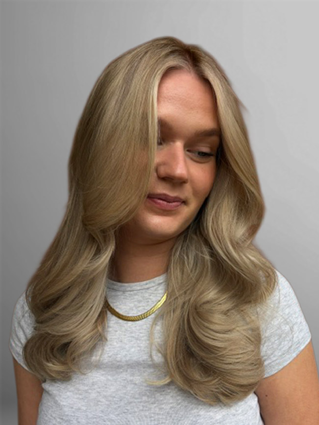 Eine Kundin mit ihrem neuen Haarschnitt von NB Studio