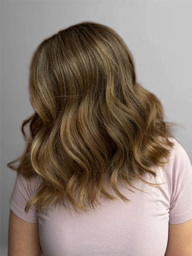 Eine Kundin mit frischen Extensions von NB Studio in Warmsen